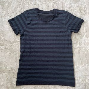 Lululemon exercise workout top
